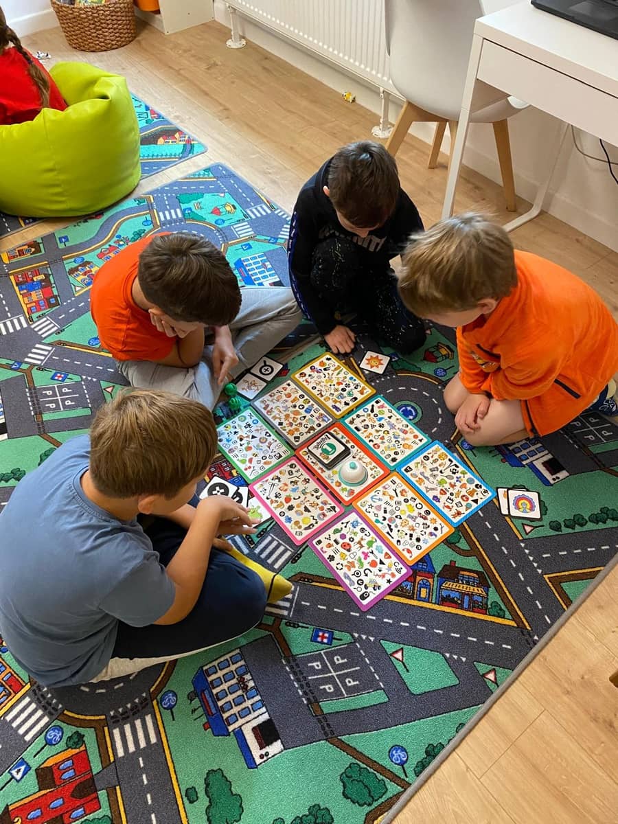 Elevi jucând un joc educativ în limba română la Romanian Language Studio